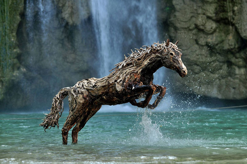 https://twistedsifter.files.wordpress.com/2014/01/galloping-horses-made-from-driftwood-by-james-doran-webb-1.jpg